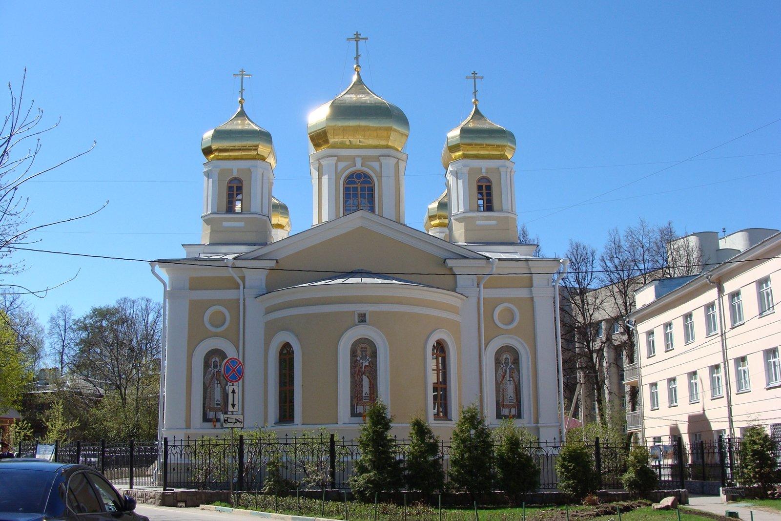 Храм в честь святителей московских