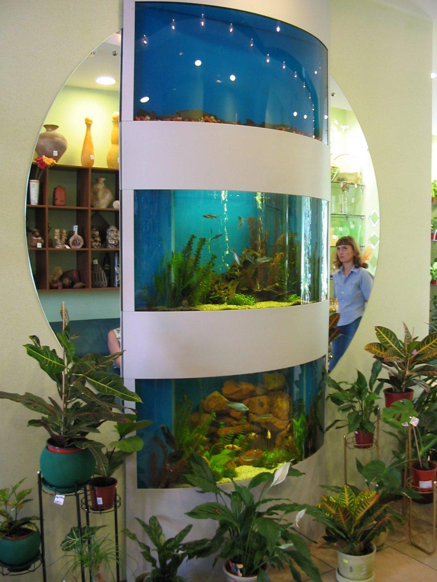 вертикальный аквариум в интерьере