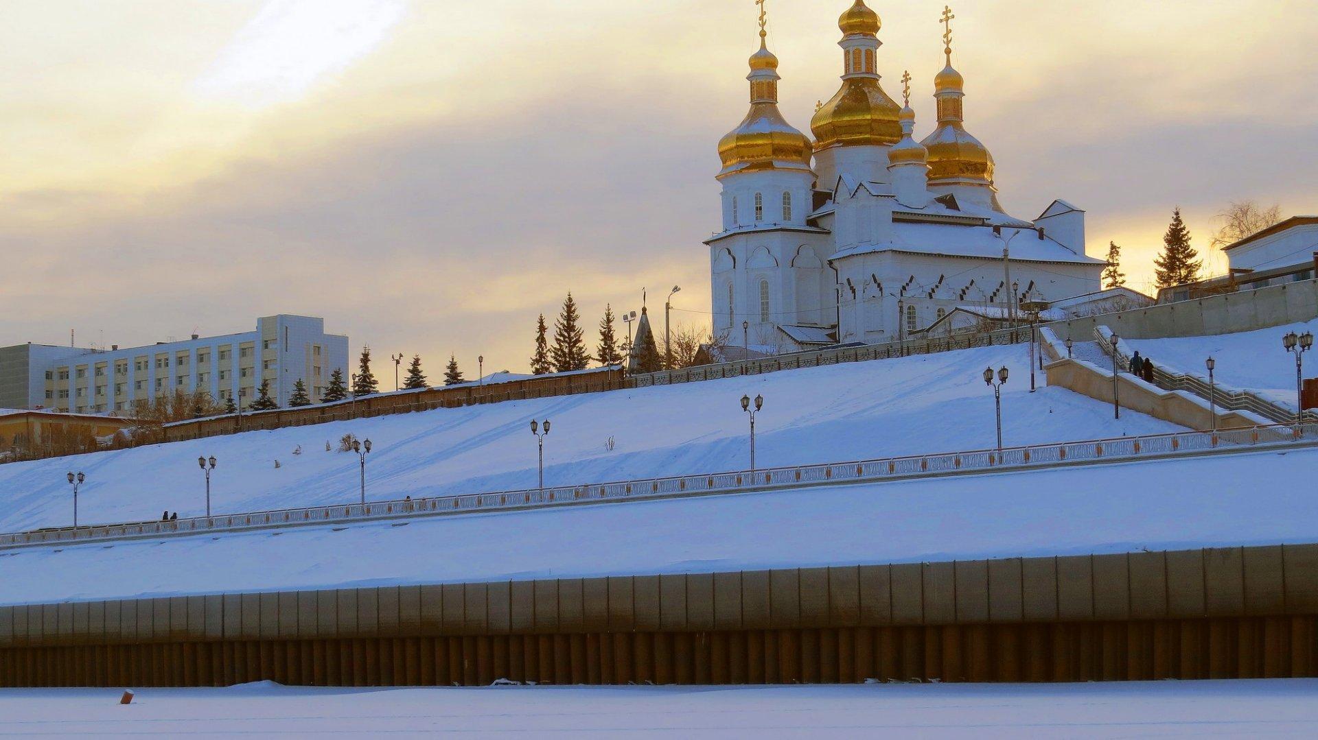 Свято троицком мужском монастыре. Свято-Троицкий монастырь Тюмень зимой. Тюмень набережная монастырь. Троицкий мужской монастырь Тюмень зимой. Тюмень Свято Троицкий монастырь овраг.