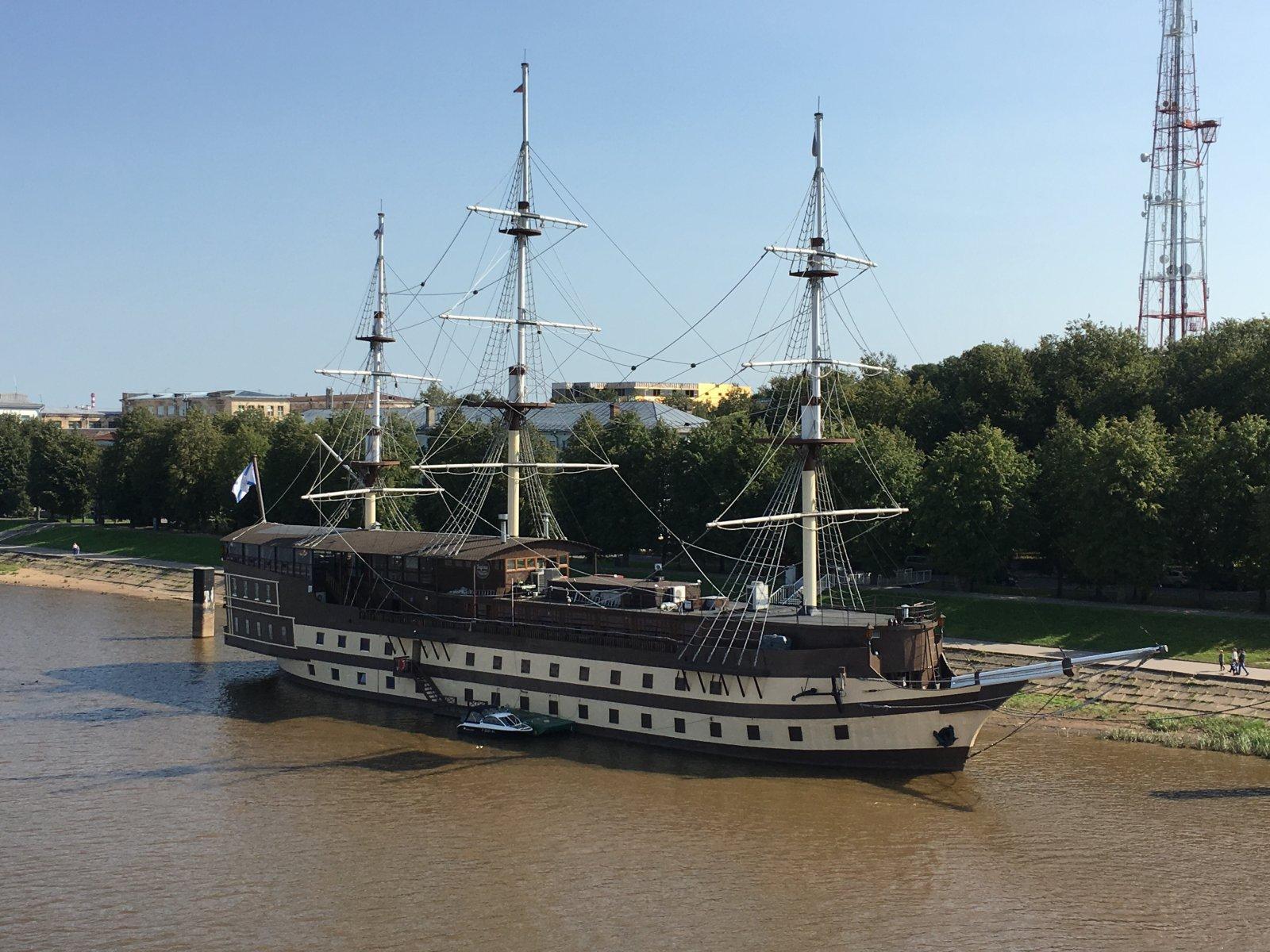 Фрегат флагман великий новгород фото. Фрегат флагман в Великом Новгороде. Корабль Фрегат флагман Великий Новгород. Ресторан Фрегат флагман Великий Новгород.