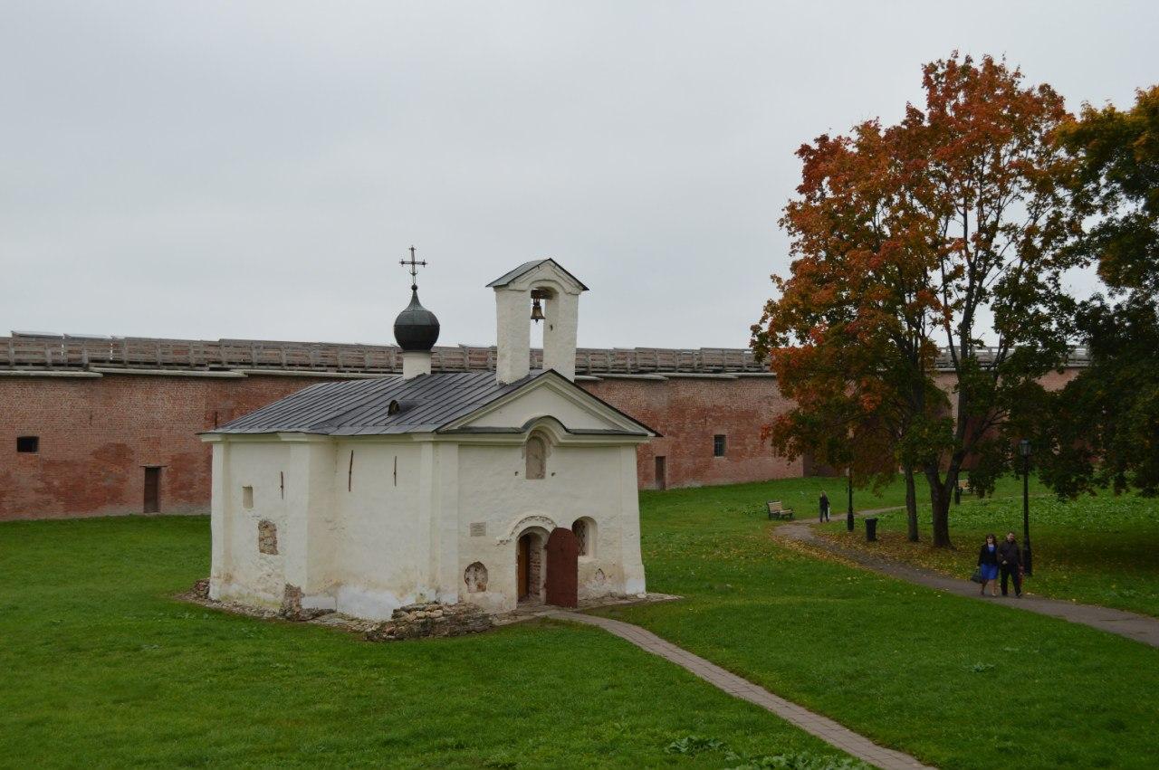 Церковь бориса и глеба великий. Новгородский Кремль Церковь Андрея Стратилата. Церковь Андрея Стратилата Великий Новгород в Кремле. Новгородский Детинец Великого Новгорода Церковь Андрея Стратилата. Церковь Андрея Стратилата XV-XVII ВВ..