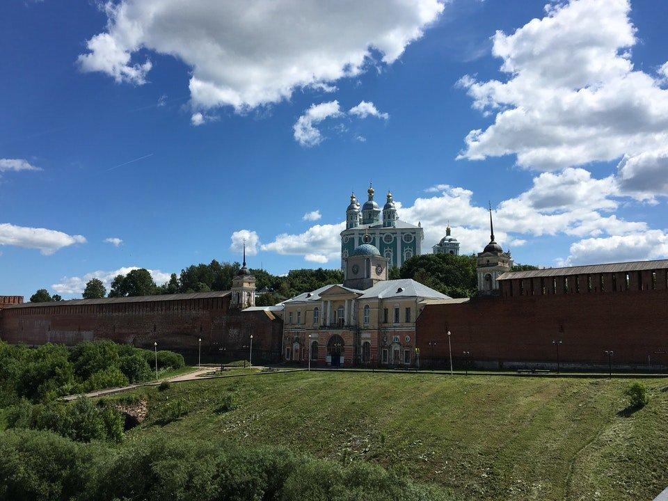 Первая смоленская. Православная гимназия Смоленск. Соболева 1 Смоленск. Православная гимназия Смоленск на Соболева. Храм на Соболева Смоленск.