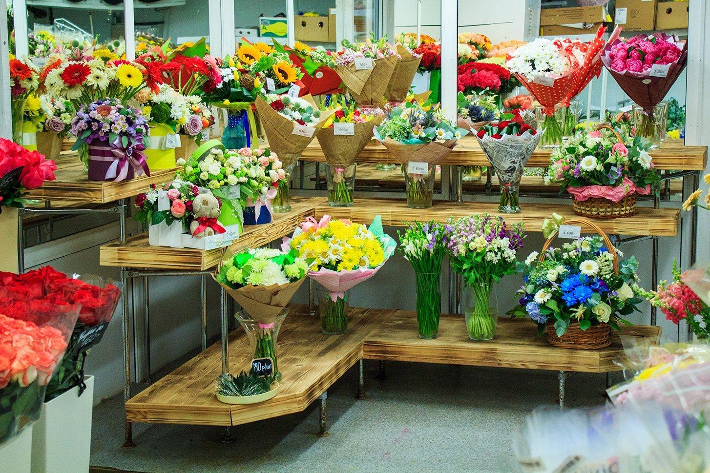 Глазов цветы в горшках. Цветы в цветочном магазине. Полки для цветочного магазина. Стол для цветочного салона. Цветы магазинные.