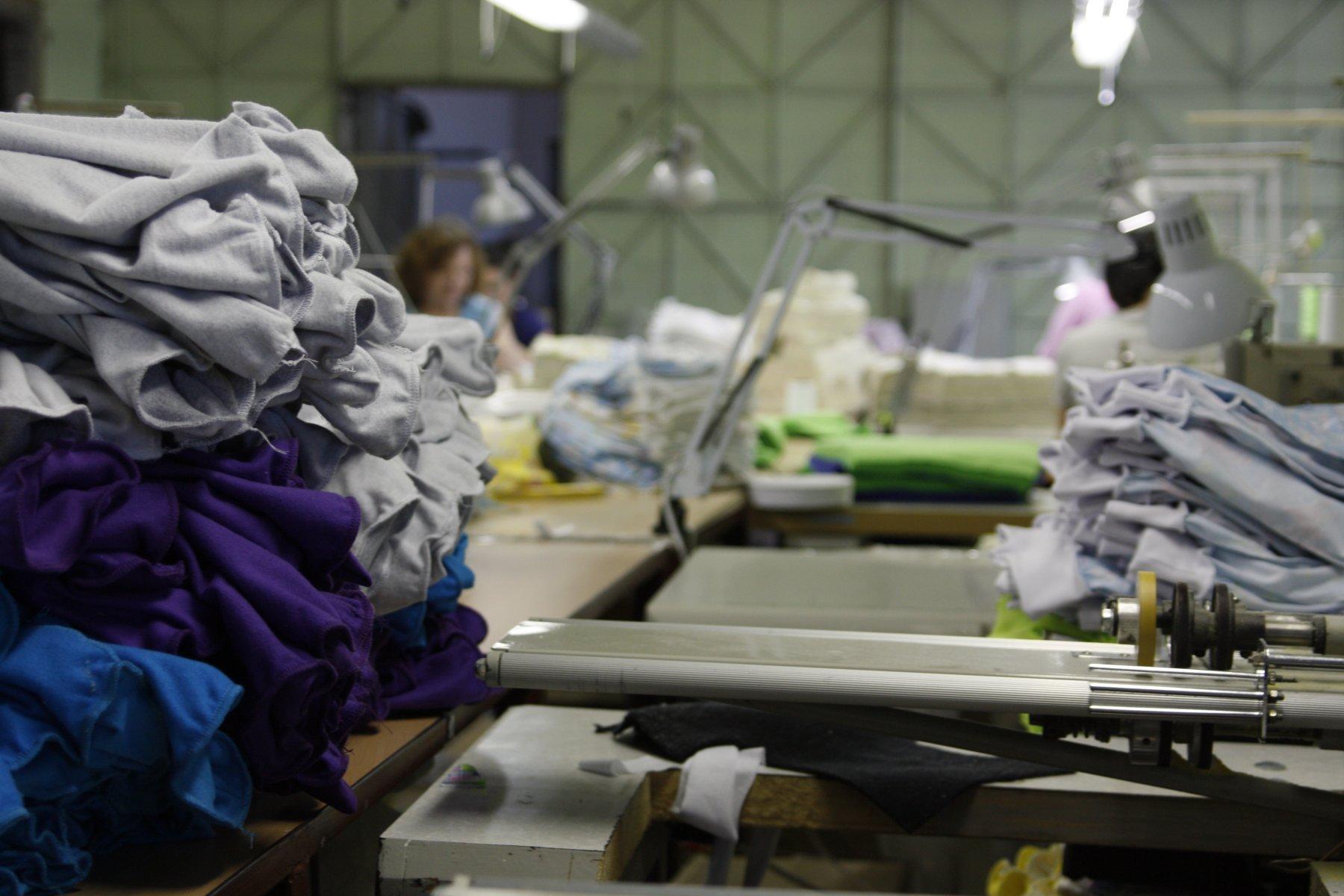 Фабрика пошива оптом. Швейная промышленность. Фабрика одежды. Швейный цех по пошиву спецодежды. Фабрика по пошиву.