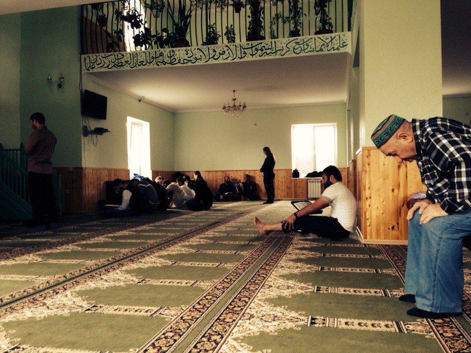 Мусульманская махалля. Саратов мечеть махалля. Мусульманский молебный дом. Дом мусульманина. Комната мусульманина.