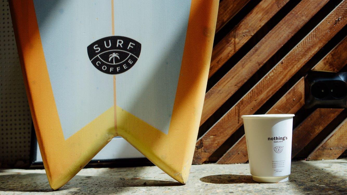 Серф кофе франшиза. Surf Coffee стаканчики. Кофейня серф Новороссийск. Дрип Surf Coffee.