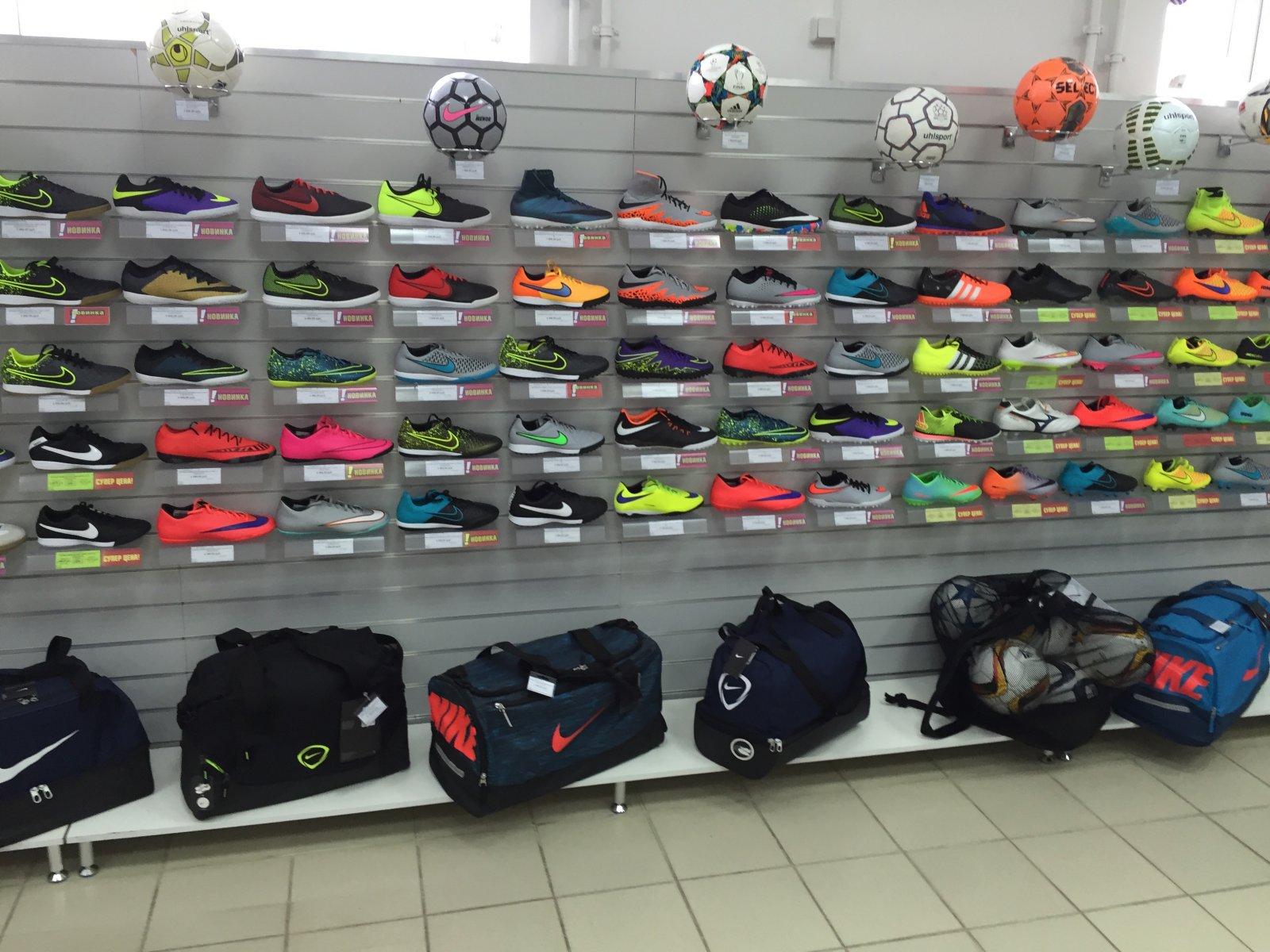 Спортивные магазины саратов. Футбольный магазин. Мир футбола магазин. Футбольный магазин в Москве. Спортивные магазины Пенза.
