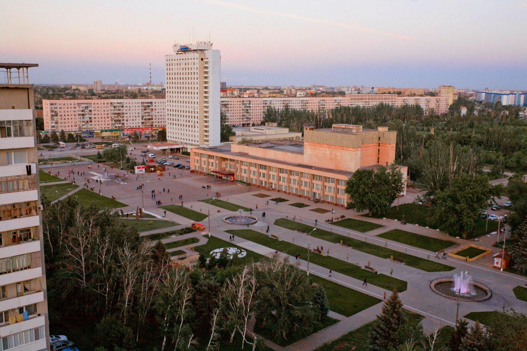 Волжский волгоградская область численность населения. Волжский центр города. Набережная Волжский Волгоградская область. Площадь Ленина Волжский.