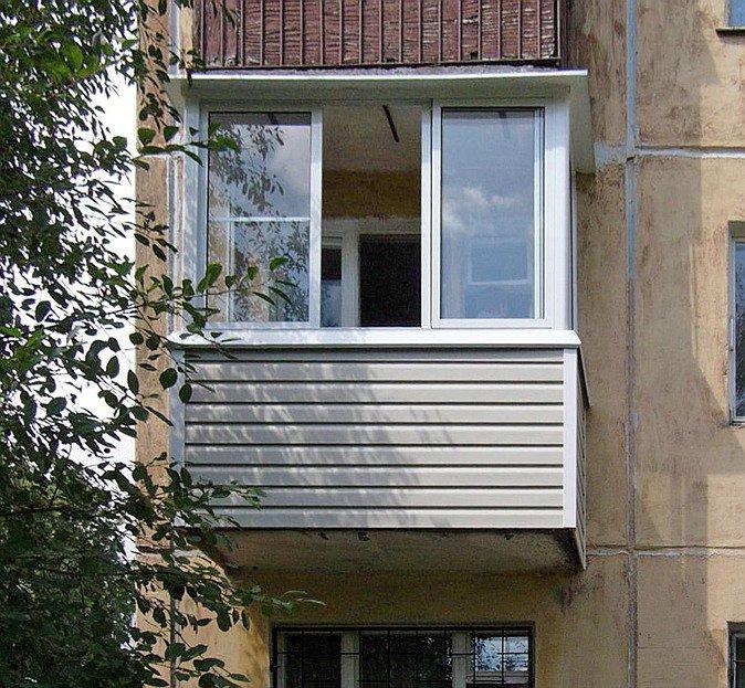 Открыл окно в балкон. Балкон снаружи. Балкон вид с улицы. Лоджия вид с улицы. Маленький балкон снаружи.