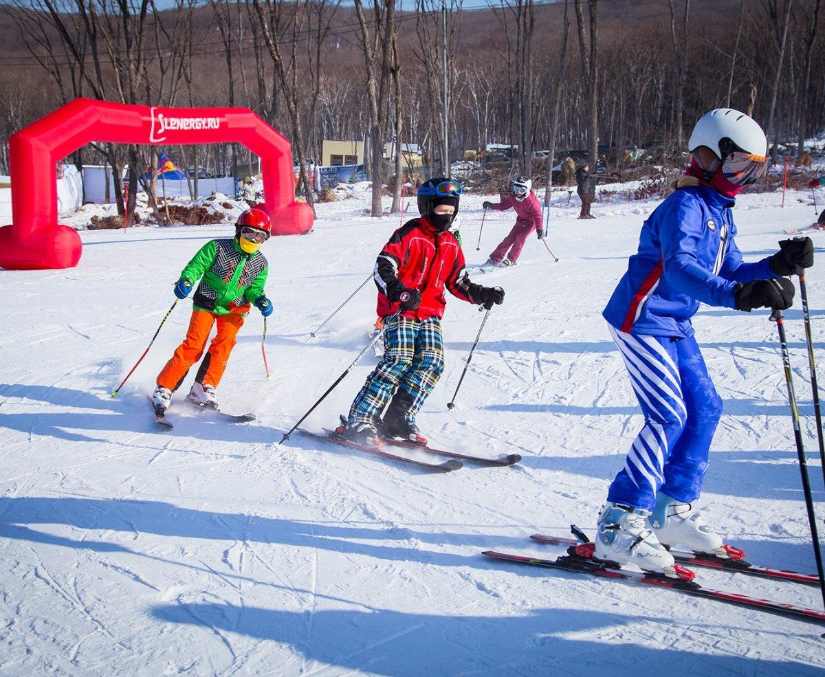 Спортивная лыжная база. Синяя сопка Владивосток горнолыжная. Лыжная база синяя сопка. Лыжные базы.