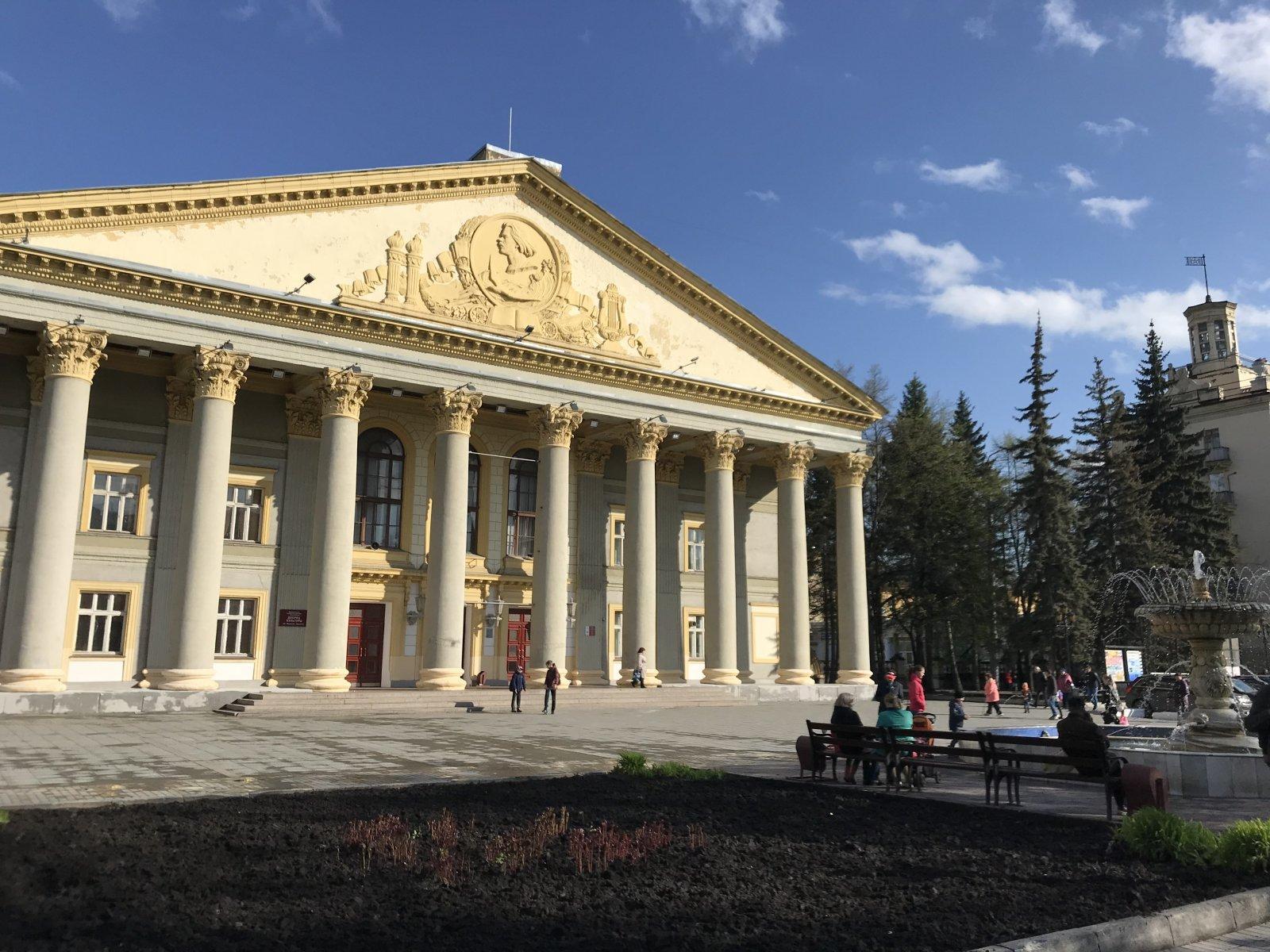 Дк горького новосибирск сайт. ДК Горького Новосибирск. Ансамбль дворца культуры имени Горького (Новосибирск). ДК Горького Новосибирск фотосессия. ДК М Горького Новосибирск.