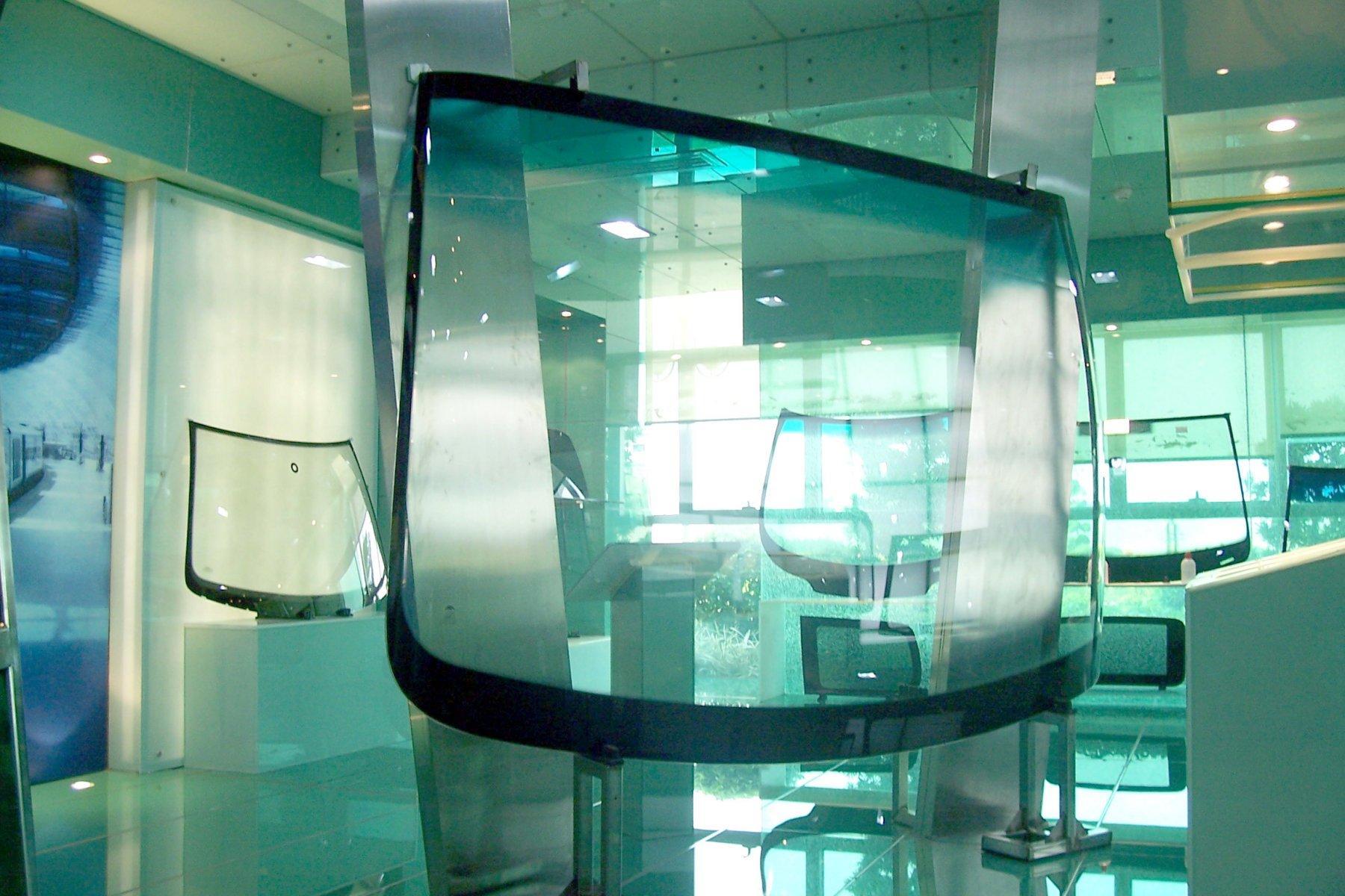 Xyg стекло производитель. Автомобильные стекла. Лобовые стекла. Автомобильное стекло. Многослойное стекло лобовое автомобиля.